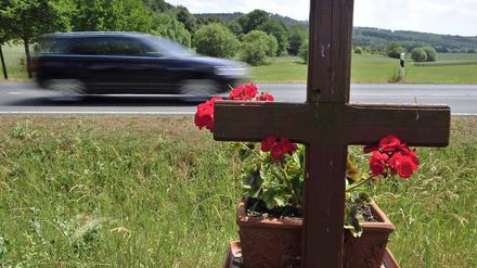 Kreuze am Straßenrand kennzeichnen die Stellen, an denen Menschen im Straßenverkehr ums Leben kamen. 