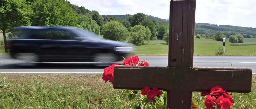 Kreuze am Straßenrand kennzeichnen die Stellen, an denen Menschen im Straßenverkehr ums Leben kamen. 