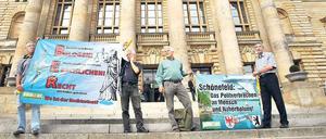Demonstranten begleiteten das Verfahren mit Plakaten.