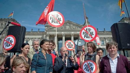 Die Linkspartei (im Bild: Sahra Wagenknecht und Gregor Gysi) klagt gegen die Beschlüsse zur Euro-Rettung vor dem Bundesverfassungsgericht.