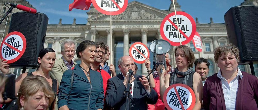 Die Linkspartei (im Bild: Sahra Wagenknecht und Gregor Gysi) klagt gegen die Beschlüsse zur Euro-Rettung vor dem Bundesverfassungsgericht.