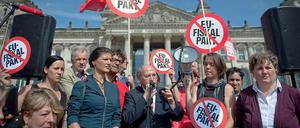 Die Linkspartei (im Bild: Sahra Wagenknecht und Gregor Gysi) klagt gegen die Beschlüsse zur Euro-Rettung vor dem Bundesverfassungsgericht.