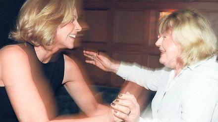Lass dich herzen. Kim Cattrall (l.) trifft Marianne Faithfull in Berlin. Foto: dpa