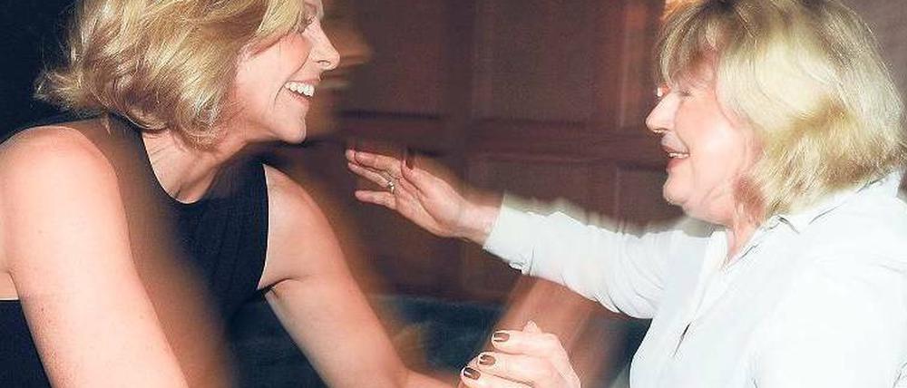 Lass dich herzen. Kim Cattrall (l.) trifft Marianne Faithfull in Berlin. Foto: dpa