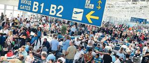 Doch noch Chaos. Nach dem EM-Finale in Kiew war der überschaubare internationale Flughafen mit dem Ansturm der Rückreisenden am Montag überfordert. Foto: dapd