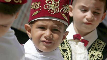 Ein algerischer Junge bei einer Beschneidungs-Zeremonie.