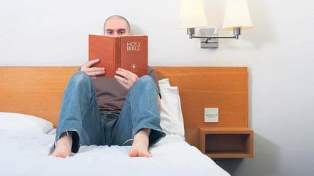 Das Buch zum Bett. Ende des 19. Jahrhunderts begann der Internationale Gideonbund die Heilige Schrift für Reisende zu hinterlegen. 