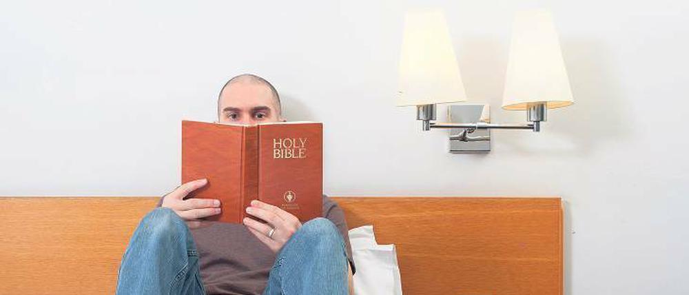 Das Buch zum Bett. Ende des 19. Jahrhunderts begann der Internationale Gideonbund die Heilige Schrift für Reisende zu hinterlegen.