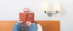 Das Buch zum Bett. Ende des 19. Jahrhunderts begann der Internationale Gideonbund die Heilige Schrift für Reisende zu hinterlegen. 
