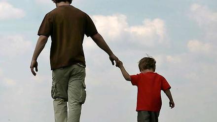 Die Bundesregierung will es unverheirateten Vätern leichter machen, ihre Kinder nach der Trennung von der Mutter weiter zu sehen. 
