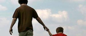 Die Bundesregierung will es unverheirateten Vätern leichter machen, ihre Kinder nach der Trennung von der Mutter weiter zu sehen.