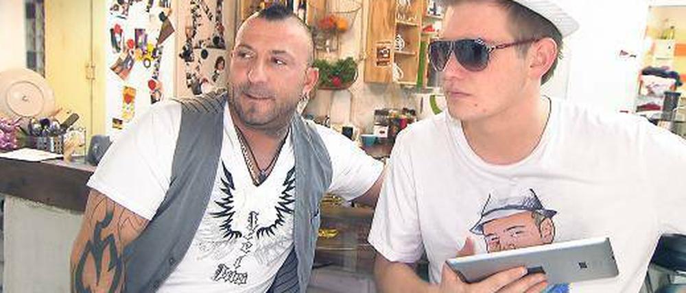 Fürs Netz gemacht. Die Serienfiguren Fabrizio (links) und Ole halten über Facebook Kontakt zu ihren Fans. Dafür nehmen sie in Drehpausen schon mal eine Video-Botschaft auf. Ole filmte sogar sein eigenes EM-Orakel: Hausschwein Ludmilla. Foto: Promo