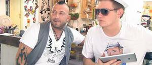 Fürs Netz gemacht. Die Serienfiguren Fabrizio (links) und Ole halten über Facebook Kontakt zu ihren Fans. Dafür nehmen sie in Drehpausen schon mal eine Video-Botschaft auf. Ole filmte sogar sein eigenes EM-Orakel: Hausschwein Ludmilla. Foto: Promo