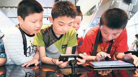 Der Nachwuchs wird das Riesengeschäft in Schwung halten: Von den unter 30-Jährigen werden Smartphones besonders gut angenommen. 