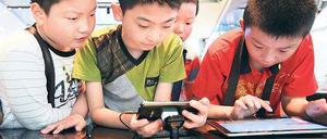 Der Nachwuchs wird das Riesengeschäft in Schwung halten: Von den unter 30-Jährigen werden Smartphones besonders gut angenommen. 
