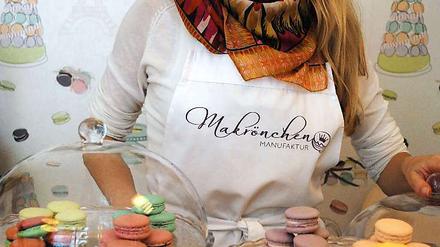 Bis zu sechzehn Sorten Macarons hat Laura Leising (32) im Angebot.