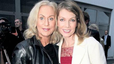 Aus bessseren Tagen. Die NDR-Fernsehspielchefin Doris Heinze (links) posiert 2006 mit der Schauspielerin Ursula Karven. Foto: ddp