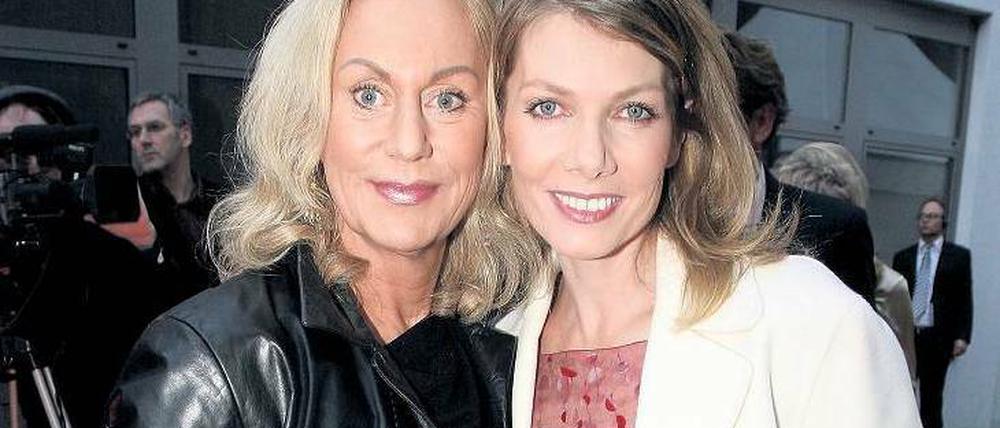 Aus bessseren Tagen. Die NDR-Fernsehspielchefin Doris Heinze (links) posiert 2006 mit der Schauspielerin Ursula Karven. Foto: ddp