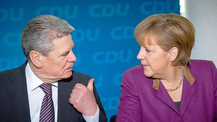 Machst du, oder ich? Bundespräsident Joachim Gauck sieht eher Bundeskanzlerin Angela Merkel (CDU) in der Verantwortung, die Euro-Politik zu erklären. Er sei schließlich "keine Ersatzregierung".