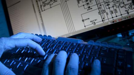 Hacker-Angriffe im Netz sind nicht nur eine Gefahr für Staaten und Firmen - auch Grundrechte stehen hier auf dem Spiel.