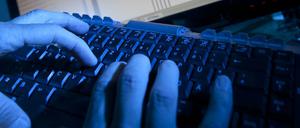 Hacker-Angriffe im Netz sind nicht nur eine Gefahr für Staaten und Firmen - auch Grundrechte stehen hier auf dem Spiel.