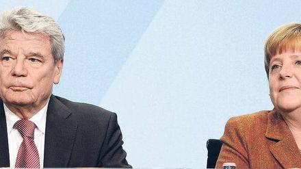 Klartext gefordert. Bundespräsident Gauck und Kanzlerin Merkel. Foto: John MacDougall/AFP