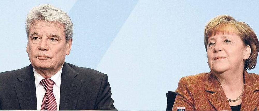 Klartext gefordert. Bundespräsident Gauck und Kanzlerin Merkel. Foto: John MacDougall/AFP