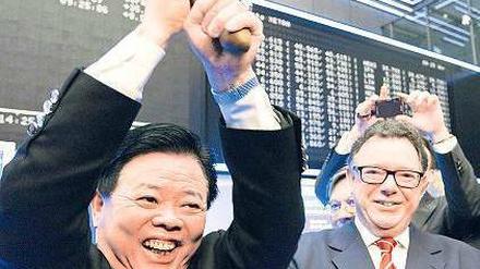 Freudenmoment. Jianshe Cai (l.), CEO des chinesischen Bad-Armaturenherstellers Joyou, feiert im März 2010 mit Deutsche-Börse-Chef Reto Francioni den Börsengang. Foto: Reuters