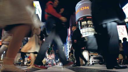 Keine Zeit zum Rasten. In der Tokioter Innenstadt geht es hektisch zu. Im Alltagsleben der Japaner auch: Das oberste Gebot ist es, zu funktionieren.