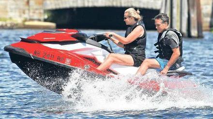 Seine Frau lenkt. Ann und Mitt Romney auf dem Jet Ski.