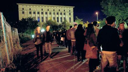 Anstehen als Ritual. Die Schlange am Eingang steigert die Spannung. Gehört man zu denen, die ins Berghain reindürfen, oder wird man abgewiesen? Diese Frage stellen sich die Besucher jedes Wochenende aufs Neue, denn die Türsteher des Clubs gelten als die strengsten der Stadt. 