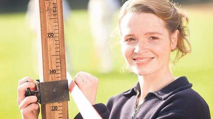 Die Nazis haben die weltbeste Hochspringerin Gretel Bergmann (Karoline Herfurth) als Alibi-Jüdin für die Olympischen Spiele 1936 in Berlin nominiert, damit die Amerikaner ihre Teilnahme nicht absagen. Dann muss die junge Frau das Team verlassen. Foto: NDR