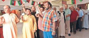 Benghasi – Berlin. In Libyen bildeten sich am Samstagmorgen lange Schlangen vor den Wahllokalen. 