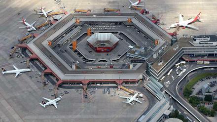Das markante Sechseck von Berlin-Tegel. Eigentlich sollte es davon zwei geben (eins rechts davon, neben dem Tower) - es kam bekanntlich anders in TXL. In der Mitte ist das Parkdeck mit dem darunterliegenden Parkhaus zu sehen. Besonders kurz ist der Weg vom Taxi zum Gate - was jeder lobt. 