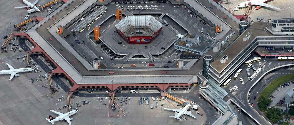 Das markante Sechseck von Berlin-Tegel. Eigentlich sollte es davon zwei geben (eins rechts davon, neben dem Tower) - es kam bekanntlich anders in TXL. In der Mitte ist das Parkdeck mit dem darunterliegenden Parkhaus zu sehen. Besonders kurz ist der Weg vom Taxi zum Gate - was jeder lobt. 