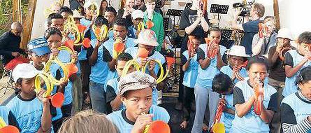 Musiker aus zwei Welten. Madagassen und Berliner spielten gemeinsam auf Trompeten aus Gartenschläuchen.