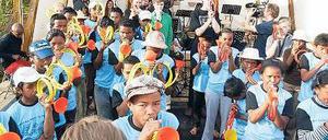 Musiker aus zwei Welten. Madagassen und Berliner spielten gemeinsam auf Trompeten aus Gartenschläuchen.