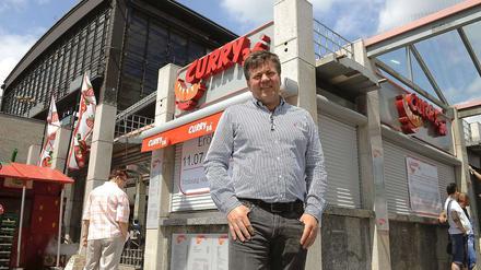 Curry West. Imbisschef Lutz-Michael Stenschke eröffnet am heutigen Mittwoch am Bahnhof Zoo einen Ableger des Kreuzberger Imbisses. Das Viertel sei im Umbruch. Und seine Wurstbude trage zur Aufwertung der Gegend bei, sagen Bezirkspolitiker. 