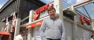 Curry West. Imbisschef Lutz-Michael Stenschke eröffnet am heutigen Mittwoch am Bahnhof Zoo einen Ableger des Kreuzberger Imbisses. Das Viertel sei im Umbruch. Und seine Wurstbude trage zur Aufwertung der Gegend bei, sagen Bezirkspolitiker. 