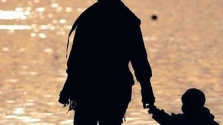 Schatten der Kindheit. Schlimme Erfahrunden in der Kindheit können die Beziehung zum eigenen Kind belasten.