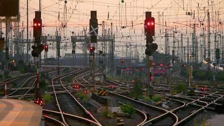Die Bahn wird immer wieder beklaut. Ende Juni legten Metalldiebe die Bahnstrecke Hannover-Hamburg für rund acht Stunden lahm. Nach Angaben der Bundespolizei stahlen die Täter in Isernhagen bei Hannover auf einem rund zwei Kilometer langen Abschnitt etwa 80 Erdungskabel von Strommasten und Signalanlagen.