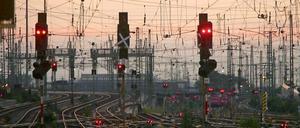 Die Bahn wird immer wieder beklaut. Ende Juni legten Metalldiebe die Bahnstrecke Hannover-Hamburg für rund acht Stunden lahm. Nach Angaben der Bundespolizei stahlen die Täter in Isernhagen bei Hannover auf einem rund zwei Kilometer langen Abschnitt etwa 80 Erdungskabel von Strommasten und Signalanlagen.
