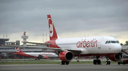 Weniger Air Berlin in Hamburg. Unter Hartmut Mehdorn hat sich die Fluggesellschaft einen harten Sparkurs auferlegt.