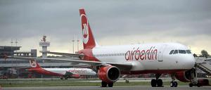 Weniger Air Berlin in Hamburg. Unter Hartmut Mehdorn hat sich die Fluggesellschaft einen harten Sparkurs auferlegt.