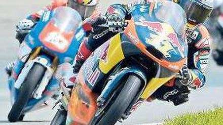 Schön in Schieflage. Sandro Cortese will erster Titelträger der neuen Moto-3-WM werden. Foto: dapd