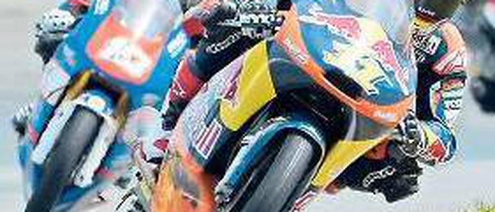 Schön in Schieflage. Sandro Cortese will erster Titelträger der neuen Moto-3-WM werden. Foto: dapd