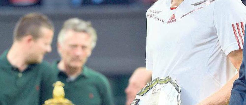 Schales Ding. Der Schotte Andy Murray kommt dem Pokal nicht nah genug, der geht wieder an Roger Federer. Foto: Reuters
