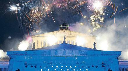 Festlicher Rahmen. Katie Melua vor Konzerthaus und Feuerwerk. Foto: Davids