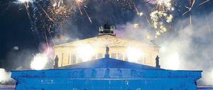 Festlicher Rahmen. Katie Melua vor Konzerthaus und Feuerwerk. Foto: Davids