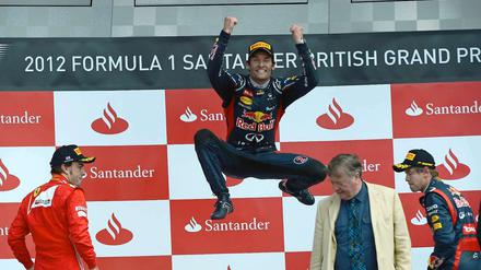 Ganz oben. Mark Webber siegt und springt.